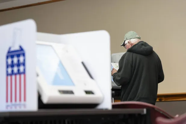 ناخب يدلي بصوته مبكّراً في فيرفيو بنورث كارولاينا 18 أكتوبر (أ.ف.ب)