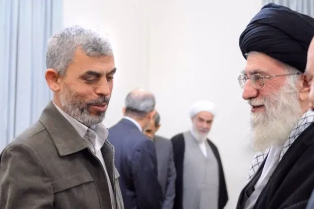 صورة نشرها موقع «نور نيوز» الإيراني للقاء سابق بين خامنئي والسنوار