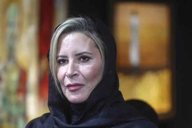 عائشة القذافي ابنة الزعيم الليبي السابق معمر القذافي تعرض أعمالها الفنية الجديدة المخصصة لأخيها وأبيها القتيلين خلال معرض «ابنة ليبيا» في متحف الشرق بموسكو17 أكتوبر 2024