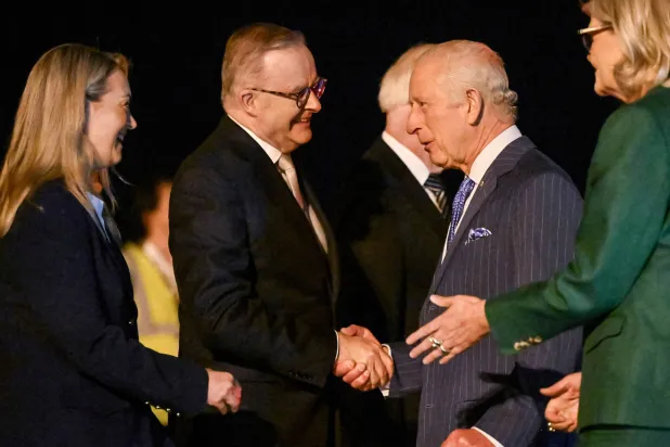 من وصول الملك تشارلز الثالث والملكة كاميلا إلى مطار سيدني (رويترز)