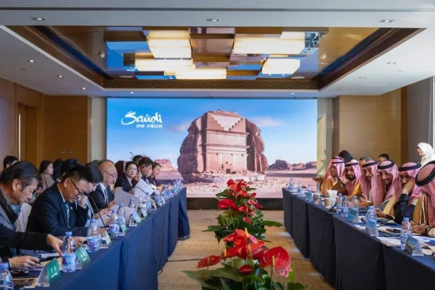 وزير السياحة أحمد الخطيب مجتمعاً بعدد من المستثمرين الصينيين في بكين (الشرق الأوسط)