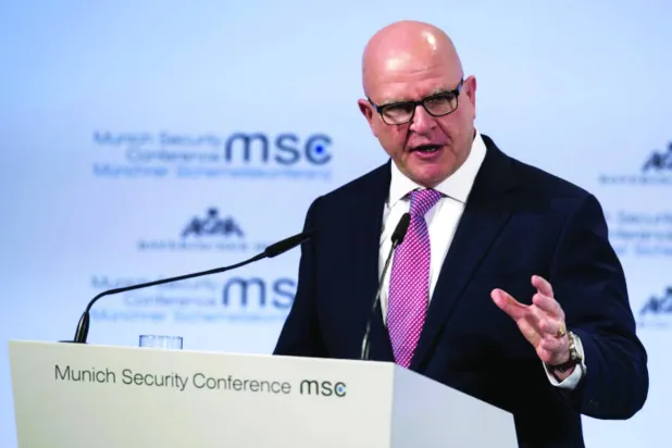 مستشار الأمن القومي الأميركي السابق إتش آر ماكماستر يتحدث في مؤتمر ميونيخ للأمن فبراير 2018 (أ.ب)