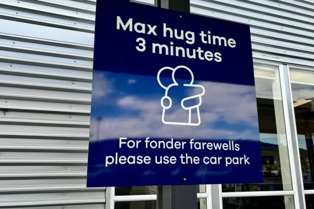 اللافتة التي وضعها مطار دنيدن (سي إن إن)