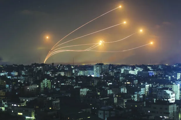 القبة الحديدية الإسرائيلية تتصدى للصواريخ الإيرانية (إ.ب.أ)