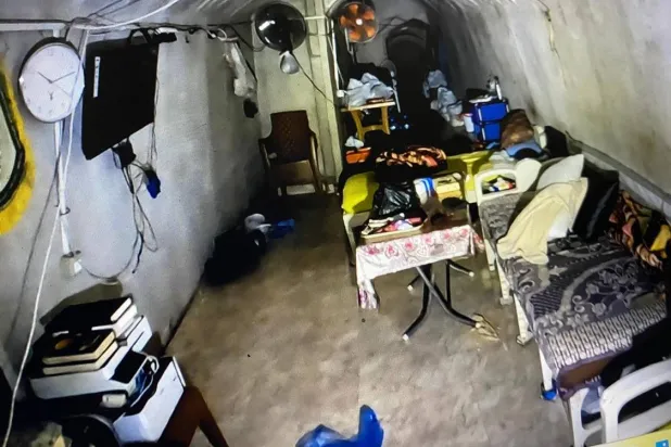 صورة نشرها الجيش الإسرائيلي لما وصفه بأنه نفق كان يقيم فيه يحيى السنوار في منطقة تل السلطان برفح