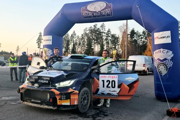 راكان الراشد لدى تتويجه ببطولة سباق الرالي «جاري بيكا» في فنلندا (الشرق الأوسط)