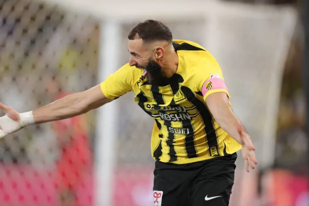 كريم بنزيمة قائد الاتحاد يحتفل بهدفه في شباك القادسية (تصوير: عدنان مهدلي)