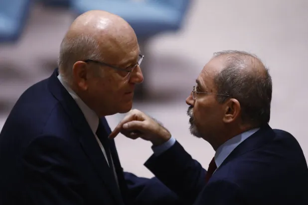 رئيس الوزراء اللبناني نجيب ميقاتي (يسار) يتحدث مع وزير الخارجية الأردني أيمن الصفدي خلال اجتماعات مجلس الأمن في نيويورك (أ.ف.ب)