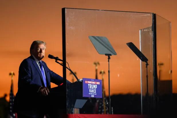 ترمب خلال تجمّع انتخابي في لاتروب، بنسلفانيا، 19 أكتوبر (إ.ب.أ) 