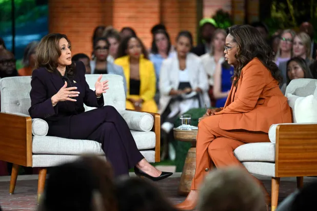 أوبرا وينفري تحاور هاريس بحضور النجوم (أ.ف.ب)