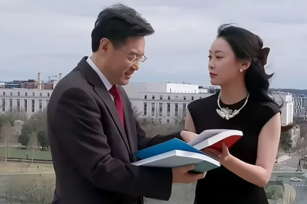 لقطة من مقابلة تلفزيونية جمعت تشين قانغ بفو شياوتيان