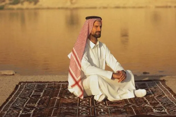 نجم التنس العالمي مرتدياً الزي السعودي (حساب اللاعب في «إنستغرام»)