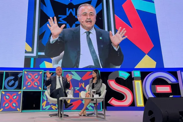 الرئيس التنفيذي لـ«أرامكو السعودية» أمين الناصر يتحدث في مؤتمر أسبوع الطاقة الدولي بسنغافورة (رويترز)