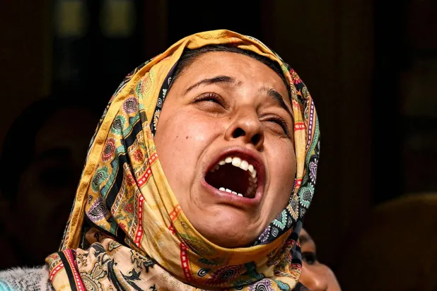 أحد أفراد أسرة طبيب قُتل في هجوم إرهابي أثناء موكب جنازته بمنطقة بودجام في سريناغار بكشمير (أ.ف.ب)