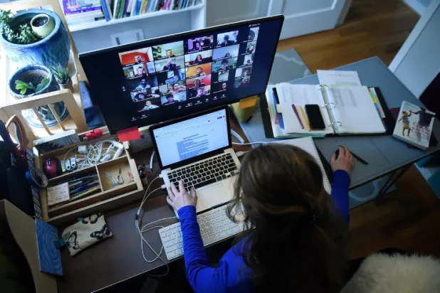 الأداة تعمل جهاز تلقين للمرشحين للوظائف أثناء مقابلات العمل التي تجرى عَبر الإنترنت (أ.ف.ب)