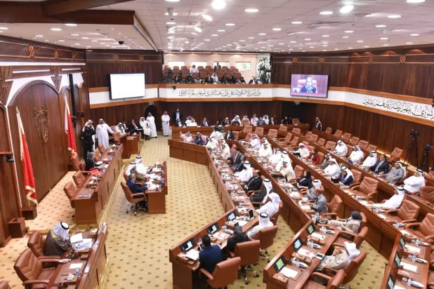 استنكر عدد من أعضاء مجلس النواب البحريني تصريحات كمال خرازي بشأن عروبة بلدهم (بنا)