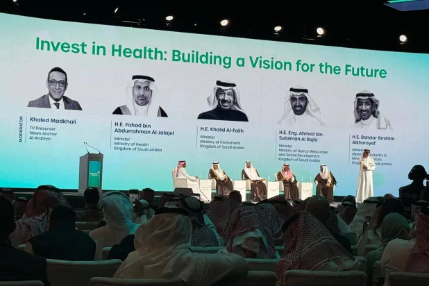 جانب من حضور الجلسة الحوارية الأولى لملتقى الصحة العالمي في نسخته السابعة المنعقد حالياً بالرياض (الشرق الأوسط)