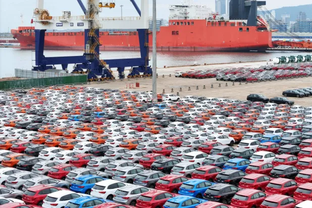 سيارات صينية معدة للتصدير في ميناء «يانتاي» شرق البلاد (أ.ف.ب)