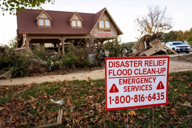 جانب من آثار الإعصار في كارولاينا الشمالية (أ.ف.ب)