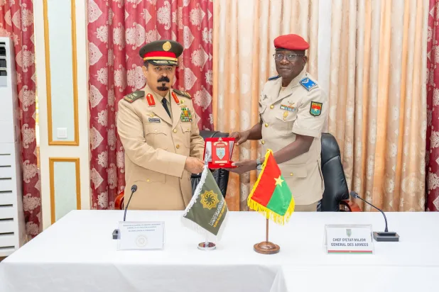 الأمين العام للتحالف الإسلامي رفقة قائد أركان جيش بوركينا فاسو (التحالف الإسلامي)
