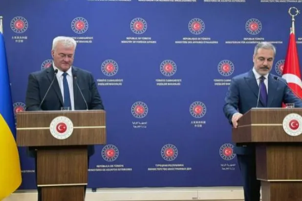 وزيرا الخارجية التركي هاكان فيدان والأوكراني أندريه سيبيها خلال مؤتمر صحافي في أنقرة الاثنين (الخارجية التركية)