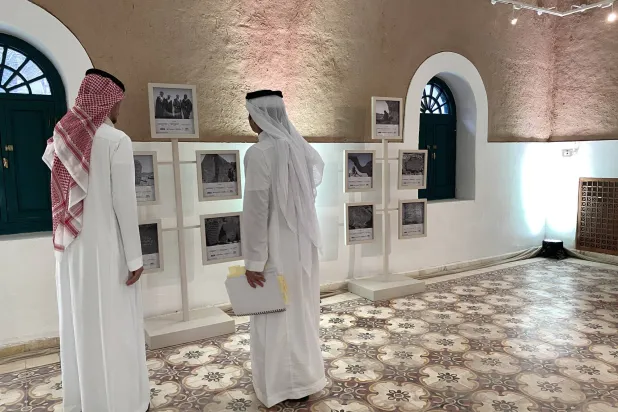 يحتفي المعرض بنتائج رحلتين وحقبتين في السعودية (الشرق الأوسط)