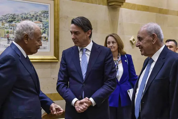 المبعوث الأميركي آموس هوكستين متحدثاً إلى أمين عام جامعة الدول العربية أحمد أبو الغيط ورئيس البرلمان اللبناني نبيه بري في مقر الأخير (أ.ف.ب)