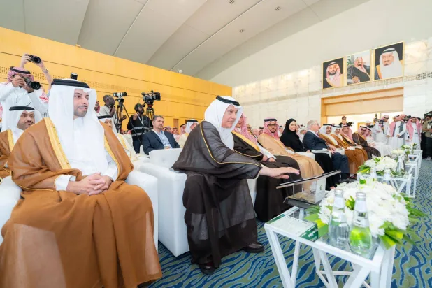 وزير البيئة والمياه والزراعة وعدد من المسؤولين خلال المعرض الزراعي السعودي (الشرق الأوسط)