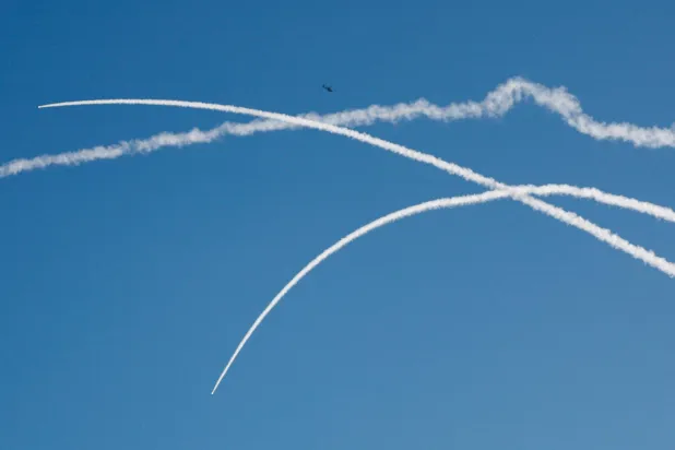 مروحية هجومية إسرائيلية من طراز «أباتشي» في حين يعمل نظام القبة الحديدية الإسرائيلي المضاد للصواريخ على اعتراض الصواريخ التي يتم إطلاقها من لبنان باتجاه إسرائيل كما شوهد قرب عين يعقوب شمال إسرائيل في 21 أكتوبر 2024 (رويترز)