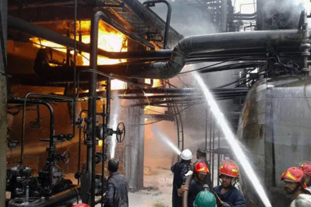 رجال الإطفاء يحاولون إخماد حريق سابق في مصفاة بحمص السورية (أرشيفية - رويترز)