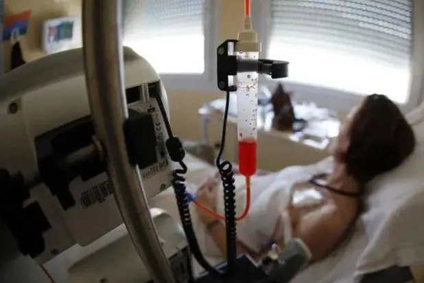 سيدة مصابة بالسرطان (رويترز)