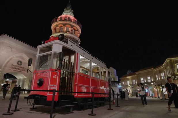 22 منطقة يضمّها «بوليفارد وورلد» تمدّ جسوراً لتقريب الثقافات من بعضها (تصوير: تركي العقيلي)