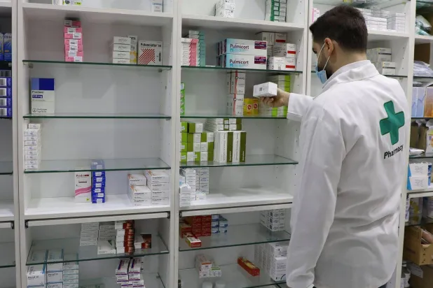 اللبنانيون يخشون انقطاع الأدوية حال توسع الحرب (رويترز)