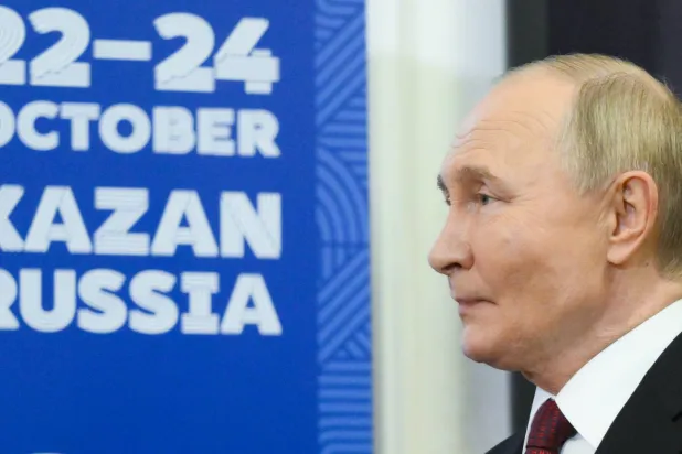 الرئيس الروسي فلاديمير بوتين في مكان انعقاد القمة (د.ب.أ)