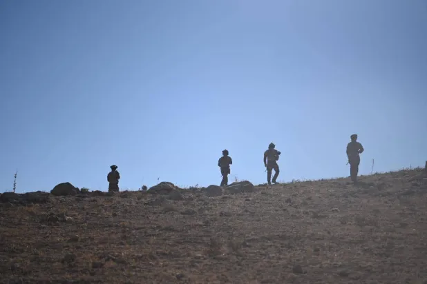 جنود عراقيون في دورية جوّالة قرب جبال حمرين (إكس)