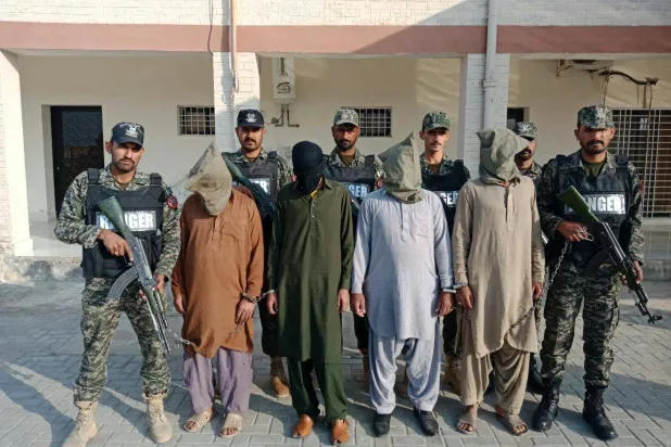 القوات الباكستانية بعد أن أسرت مقاتلي حركة «طالبان» الباكستانية في شمال وزيرستان (وسائل إعلام باكستانية)