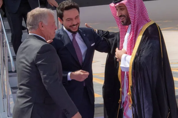 شاهزاده محمد بن سلمان، ولیعهد سعودی، در فرودگاه ریاض از پادشاه اردن و ولیعهدش استقبال کرد