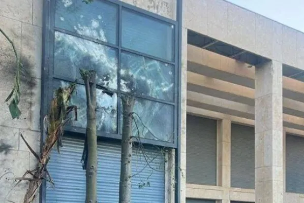 صورة بثها الإعلام الإسرائيلي تُظهر الضرر في نافذة منزل نتنياهو