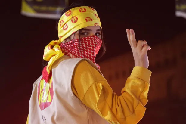 فتاة من أنصار بارزاني تحتفل بفوز «الديمقراطي الكردستاني» في الانتخابات الأخيرة (أ.ف.ب)