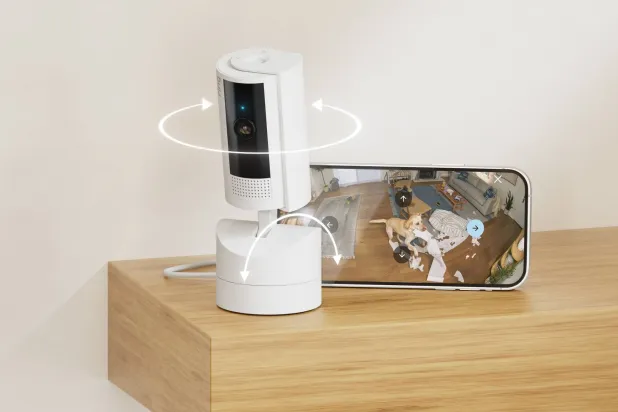 كاميرا «بان تيلت» أول كاميرا داخلية من «أمازون» تدور بزاوية 360 درجة وتميل بزاوية 169 درجة (أمازون)