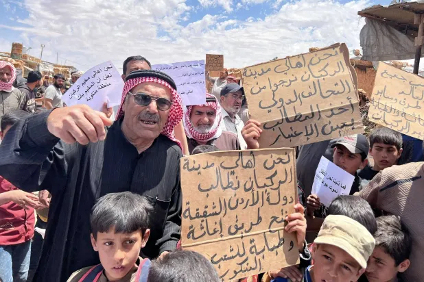 نازحون سوريون يتظاهرون في 17 مايو للمطالبة بالتدخل الدولي للمساعدة في تخفيف وضعهم في مخيم الركبان جنوب سوريا عند الحدود مع العراق والأردن (المنظمة السورية للطوارئ - أ.ف.ب)