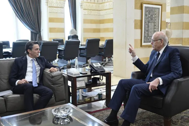 Lübnan Başbakanı Necib Mikati, ABD Özel Temsilcisi Amos Hochstein ile birlikte (EPA)