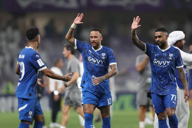 مالكوم ونيمار يحتفلان مع سالم الدوسري بالفوز على العين (إ.ب.أ)