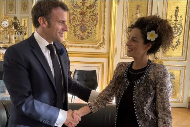 صورة للصحافية الأميركية - الإيرانية مسيح علي نجاد مع الرئيس الفرنسي إيمانويل ماكرون (صفحتها على موقع «إكس»)