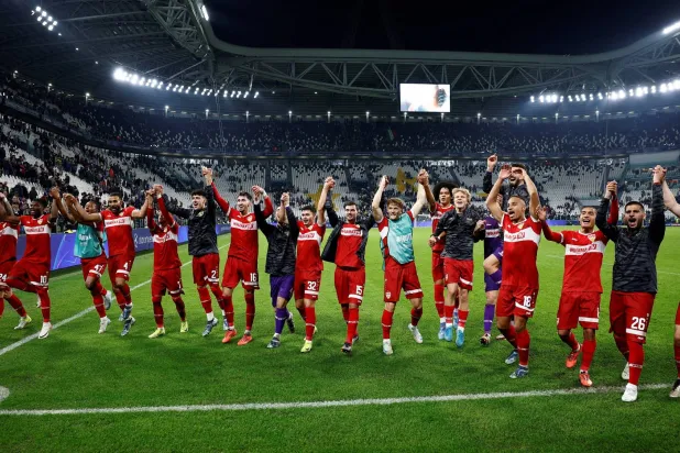 تحية لاعبي شتوتغارت لجماهيرهم بعد الفوز على يوفينتوس بأرضه (رويترز)