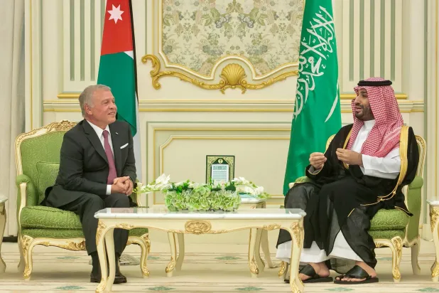 الأمير محمد بن سلمان لدى اجتماعه مع الملك عبد الله الثاني في الرياض أمس (واس)