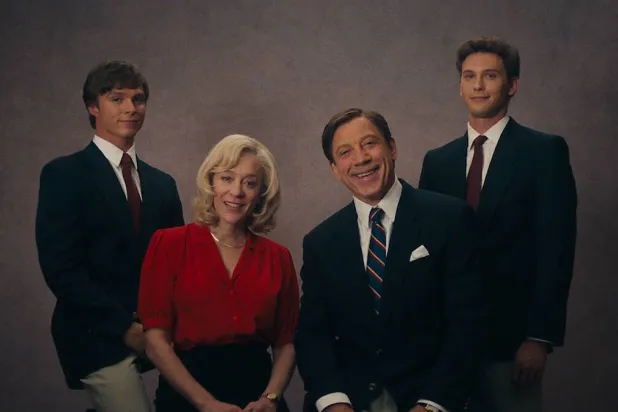 مسلسل «Monsters» يعيد إلى الضوء جريمة قتل جوزيه وكيتي مينينديز على يد ابنَيهما لايل وإريك (نتفليكس)