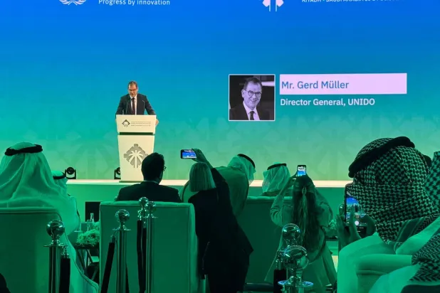 المدير العام منظمة الأمم المتحدة للتنمية الصناعية «يونيدو» جيرد موللر متحدثاً في افتتاح المنتدى (الشرق الأوسط)