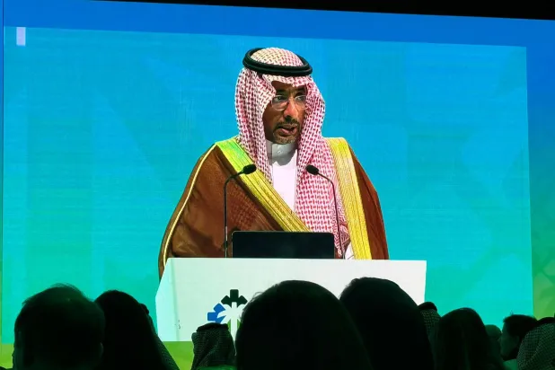 وزير الصناعة والثروة المعدنية بندر الخريف متحدثاً في افتتاح «منتدى السياسات الصناعية متعدد الأطراف» (الشرق الأوسط)