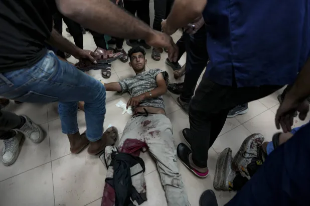 فلسطيني مصاب جراء القصف الإسرائيلي على قطاع غزة يتلقى العلاج بمستشفى بدير البلح (أ.ب)